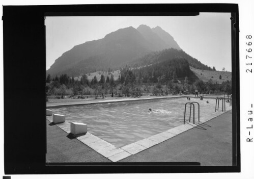 [Schwimmbad bei Vorderhornbach gegen Klimmspitze / Tirol]