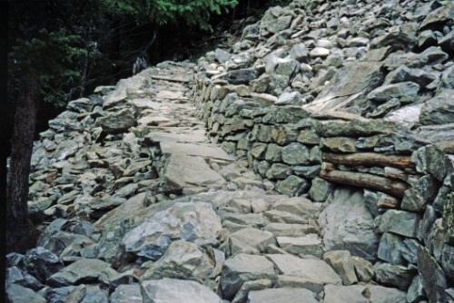 [Val di Rabbi, Steinplatten-Wanderweg]