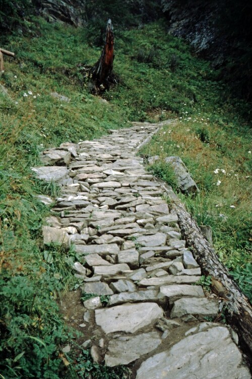 [Val di Rabbi, Steinplatten-Wanderweg]