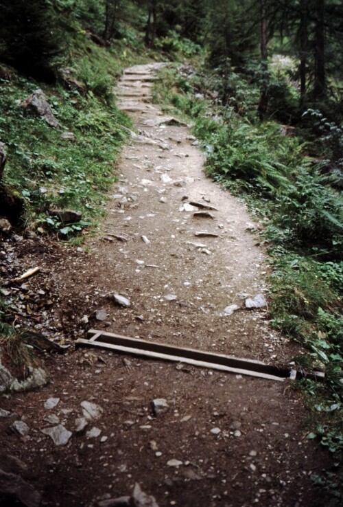 [Val di Rabbi, Wanderweg mit Wasserableitung]