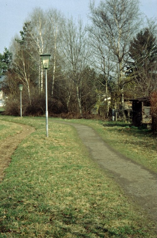 [Mäder, Spazierweg im Ortsgebiet]