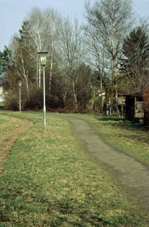 [Mäder, Spazierweg im Ortsgebiet]