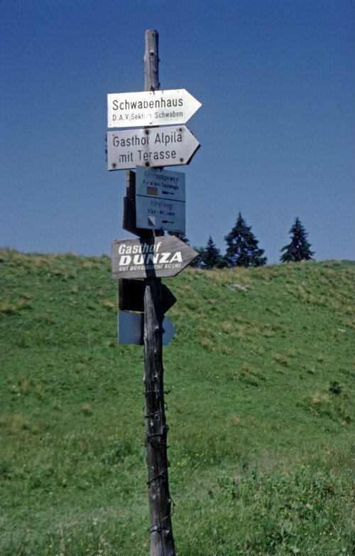 [Bürserberg, alter Wegweiser]