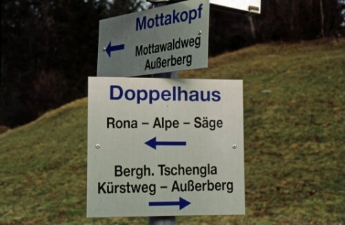 [Bürserberg, alter Wegweiser]