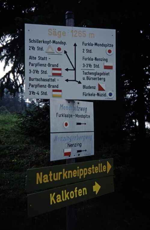 [Bürserberg, alter Wegweiser]