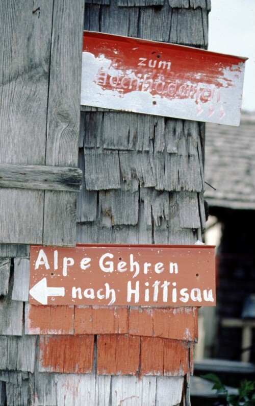 [Hittisau, alter Wegweiser auf Alpe Gehren]