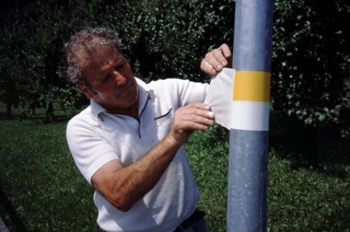 [Wegwart Luis Pfitscher beim Markieren mit Folie]