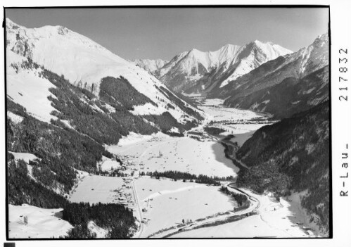 [Elbigenalp im Lechtal gegen Elmer Kreuzspitze und Rotwand]
