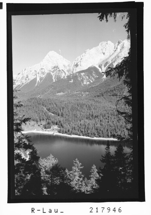 [Blindsee im Fernpassgebiet gegen Sonnenspitze und Wampeter Schrofen / Tirol]