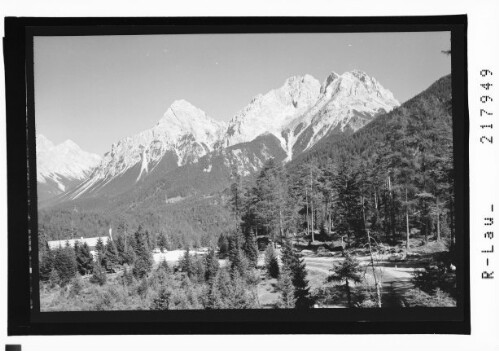 [Blick von der Fernpaßstrasse zur Sonnenspitze und zum Wampeter Schrofen / Tirol]