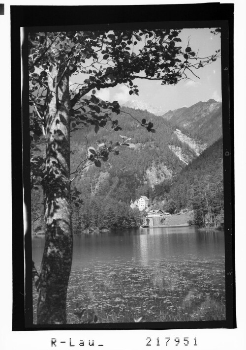 [Fernsteinsee mit Hotel Schloss Fernsteinsee und Schloss Fernstein gegen Tagweidkopf / Tirol]