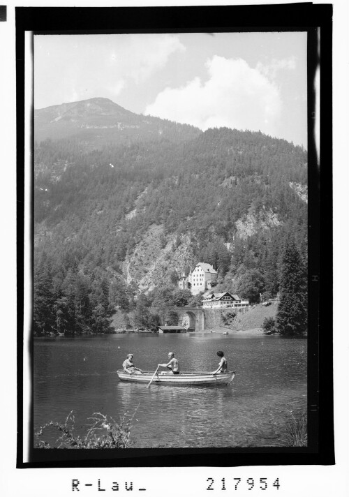 [Fernsteinsee mit Hotel Schloss Fernsteinsee und Schloss Fernstein gegen Loreajoch / Tirol]