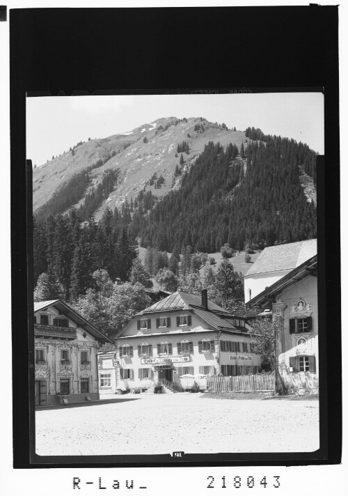 [Gasthof zum Bräu in Holzgau im Lechtal gegen Vordere und Hintere Mutte / Tirol]