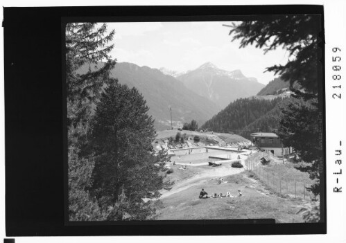 [Schwimmbad bei Serfaus im Oberinntal mit Blick zum Schmalzkopf / Tirol]