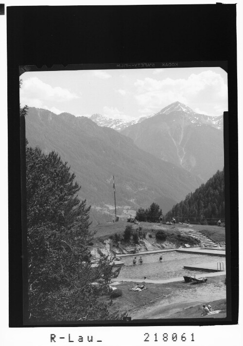 [Schwimmbad bei Serfaus im Oberinntal mit Blick zum Schmalzkopf / Tirol]
