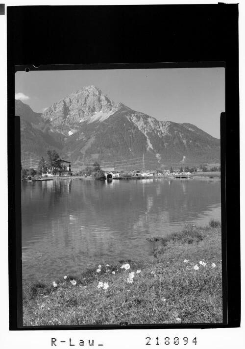 [Heiterwangersee mit Hotel Fischer am See gegen Thaneller Tirol]