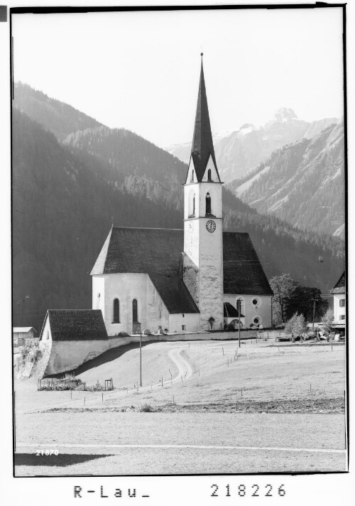 [Pfarrkirche in Elbigenalp im Lechtal mit Blick zur Wetterspitze / Tirol]