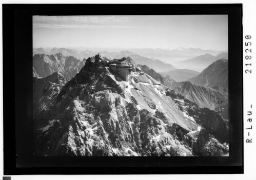 [Zugspitzgifel gegen Karwendelgebirge und Zillertaler Alpen]