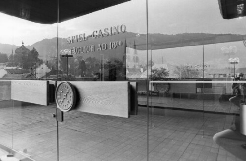 [Bregenz als Spiegelung in der Spielcasino Glastür]