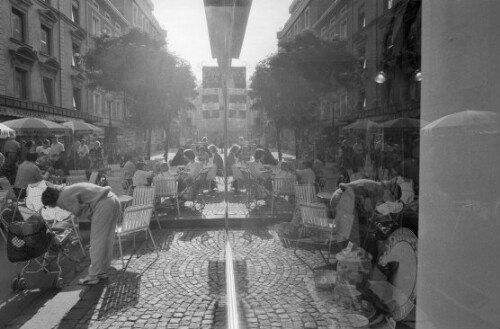 [Spiegelung: Cafe in der Kaiserstraße]