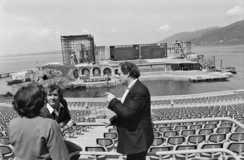 [Jerome Savary und Michel Lebois vor der Festspielbühne]