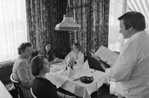 [Erika Pluhar mit Tochter]