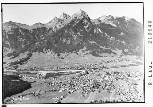 Reutte, Tirol : [Reutte im Lechtal gegen Tannheimergruppe mit Kellenspitze und Gehrenspitze]