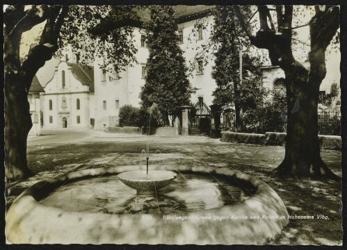 Nibelungenbrunnen gegen Kirche und Palast in Hohenems Vlbg.