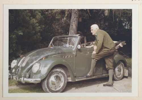 [Norbert Bertolini mit seinem VW Käfer Cabrio]