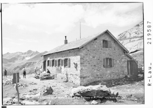 Edmund Graf Hütte 2408 m bei Pettneu / Tirol : [Edmund Graf Hütte mit Blick zur Hochkarspitze]