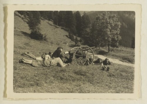 [Spaßfotos mit Kanone, Norbert Bertolini und Freunde]