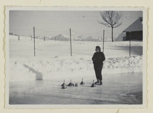 [Eislauf und Curling auf dem Tennisplatz am Bödele]