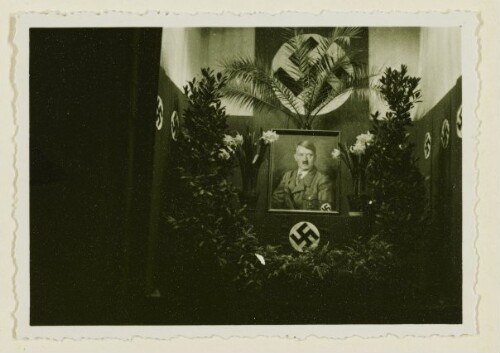 [Bregenz, Leutbühel mit Hakenkreuzfahnen]