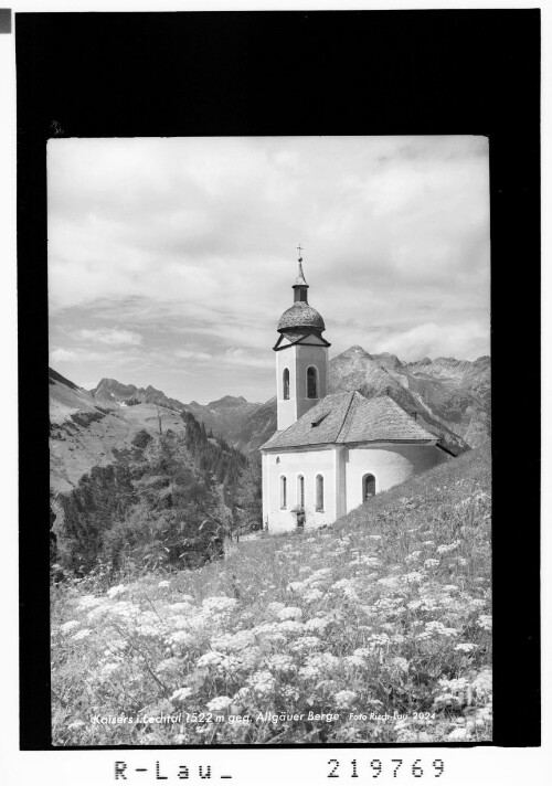 Kaisers im Lechtal 1522 m gegen Allgäuer Berge : [Pfarrkirche in Kaisers im Kaisertal gegen Allgäuer Alpen]