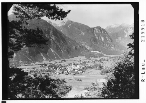 [Nassereith im Gurgltal gegen Lechtaler Alpen]