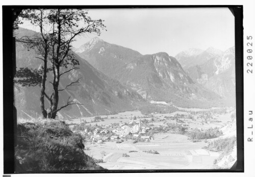 [Nassereith im Gurgltal mit Alpleskopf und Karlekopf]