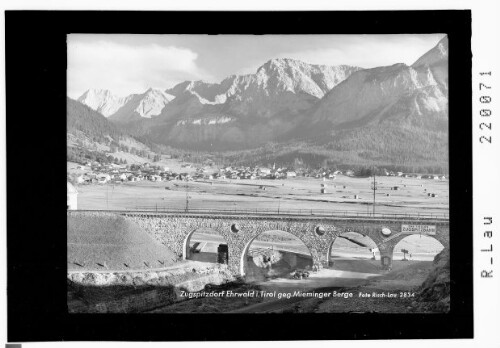 Zugspitzdorf Ehrwald in Tirol gegen Mieminger Berge