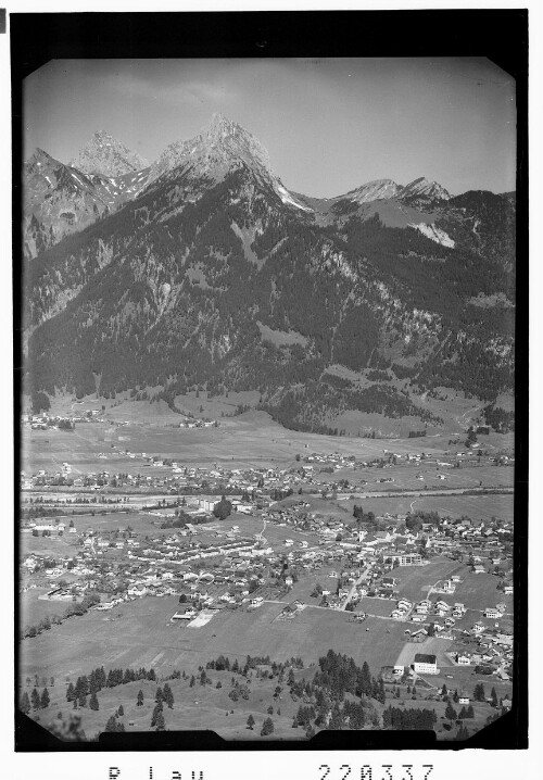 [Reutte im Ausserfern gegen Kellenspitze und Gehrenspitze]