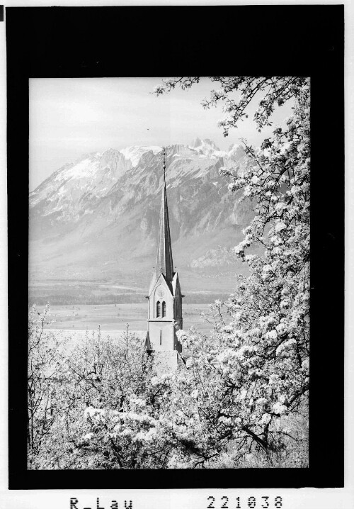 Fraxern Vorarlberg gegen Kreuzberge und Altmann : [Pfarrkirche in Fraxern gegen Alpsteingruppe mit Kreuzberge und Altmann]