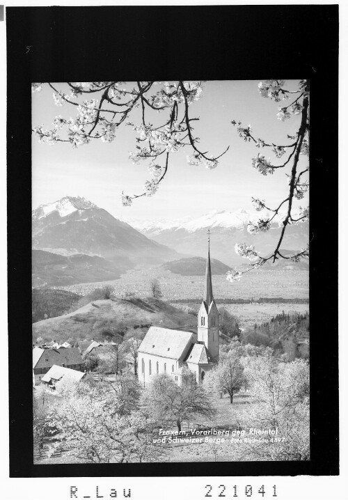 Fraxern / Vorarlberg gegen Rheintal und Schweizer Berge : [Pfarrkirche in Fraxern gegen Drei Schwestern und Balfrieser Berge]