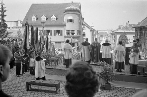 Festmesse vor der Herz-Jesu-Kirche im Rahmen des Kaiserjägeraufmarschs