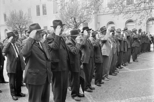 Feierlichkeiten zum 12. Jahrestag der Unterzeichnung des Staatsvertrags, Kaiserjäger auf dem Kornmarkt in Bregenz