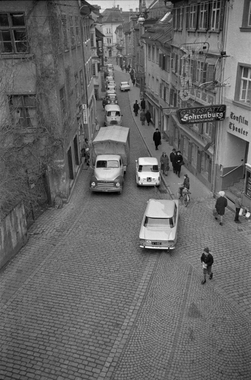 Autoverkehr in der Kirchstraße in Bregenz