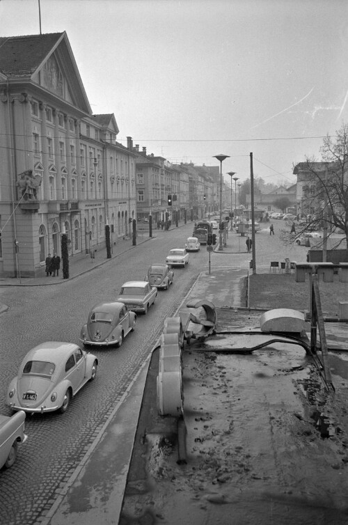 Autoverkehr in der Bahnhofstraße in Bregenz