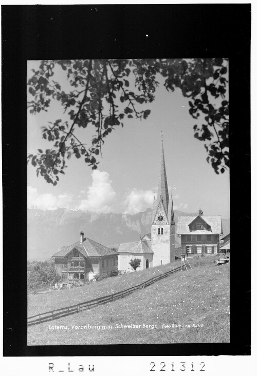 Laterns / Vorarlberg gegen Schweizer Berge : [Pfarrkirche in Tal im Laternsertal gegen Alpsteingruppe mit Altmann und Säntis]