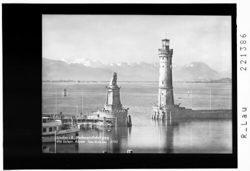 Lindau im Bodensee Hafeneinfahrt gegen Österr. Alpen