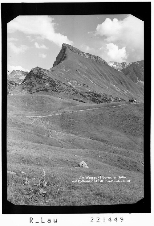 Am Weg zur Biberacher Hütte mit Rothorn 2243 m