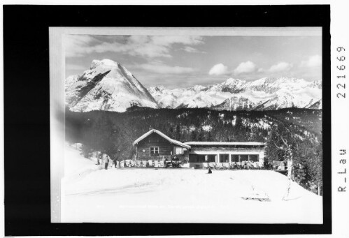 Gschwandkopf Hütte bei Seefeld gegen Zugspitze / Tirol