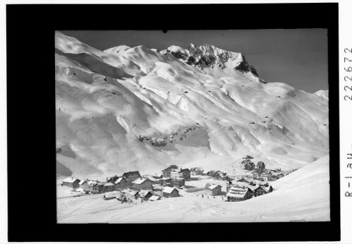 [Zürs am Arlberg gegen Mahdloch Spitze und Omeshorn]