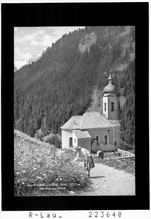 Aus Kaisers im Lechtal / Tirol / 1522 m : [Pfarrkirche von Kaisers im Kaisertal mit Blick zur Valluga]